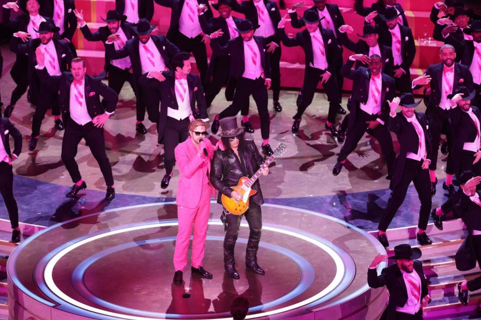 Ryan Gosling and Slash on the Oscars stage.