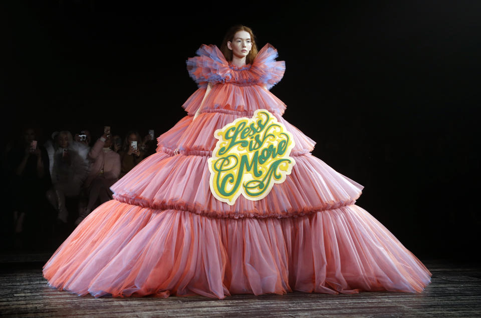 Viktor & Rolf, diseño con slogan