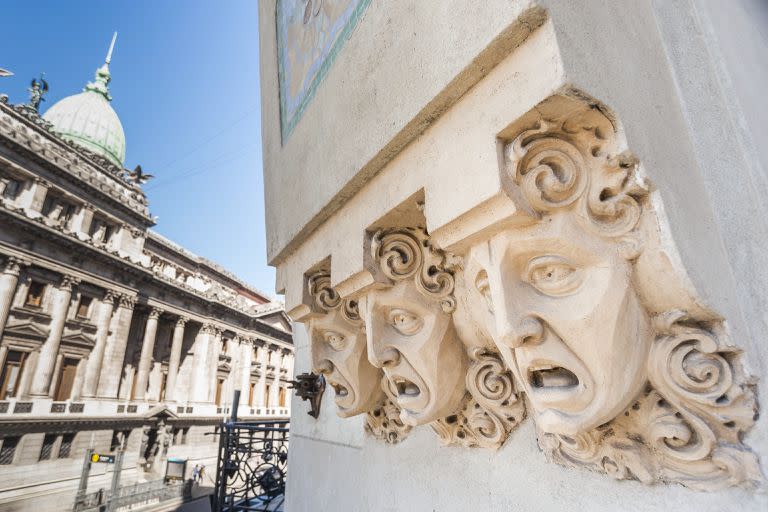 Los mascarones ornamentales se restauraron en el marco de la puesta en valor de la fachada. Se ejecutaron réplicas de los faltantes y se consolidaron y restauraron los existentes