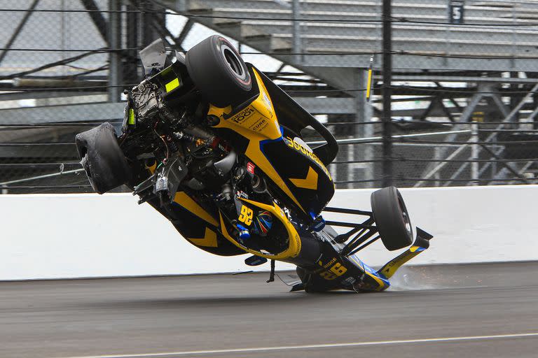 El accidente de Colton Herta en la primera curva de la práctica final del Indianapolis 500.
