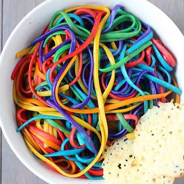 <p>Diese Regenbogen-Nudeln sehen eher aus, als wären sie aus Knetgummi. Und da sollen wir Appetit bekommen? (Foto: Instagram/beautybyrawdaa) </p>