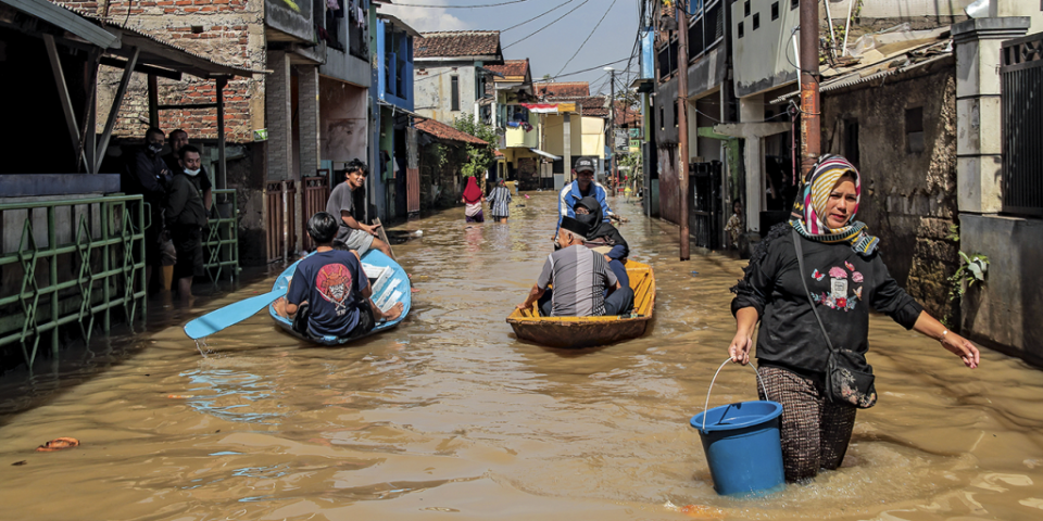 <span>Varios residentes son evacuados en Indonesia, el año pasado, después de que las fuertes lluvias provocaran el desbordamiento del contaminado Río Citarum. (Foto: Algi Febri Sugita/Getty)</span>