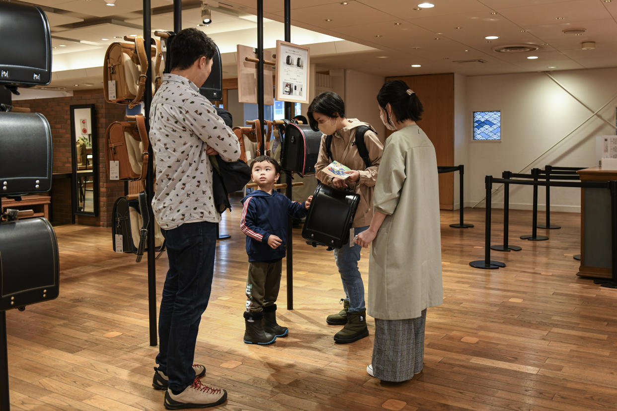 Probando una randoseru en la sala de muestras de Tsuchiya Kaban. Aunque las mochilas son costosas, están hechas para durar toda la primaria. (Noriko Hayashi/The New York Times)