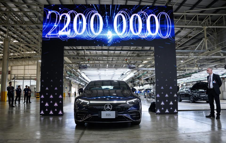 Das zweihunderttausendste Mercedes-Fahrzeug in 46 Jahren Produktion in Thailand, ein Mercedes EQS, läuft beim Besuch von Bundespräsident Steinmeier im Mercedes-Benz-Werk in der Nähe von Bangkok vom Band.  - Copyright: picture alliance/dpa | Bernd von Jutrczenka