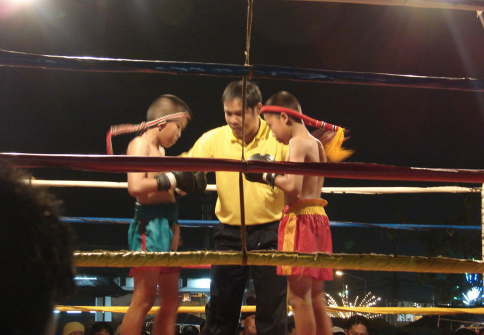 El Muay Thai es un deporte muy popular en Tailandia y los pequeños que tienen menos recursos se inician en esta práctica peligrosa con la esperanza de triunfar y salir de la pobreza (Foto: Wikimedia Commons)