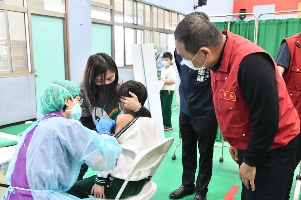 新北市長侯友宜三日前往永和頂溪國小關心學生接種疫苗情形。(新北市政府提供)