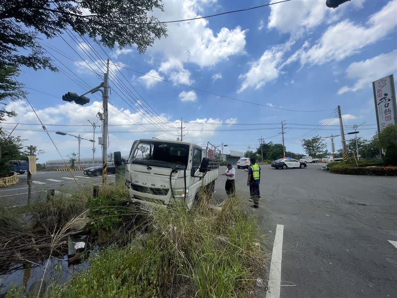 貨車失控撞進路旁草叢。（圖／翻攝畫面）