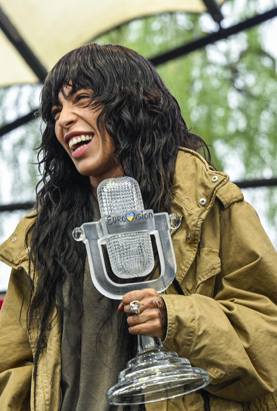 La ganadora del Festival de Eurovisión Loreen de Suecia en el escenario con su trofeo para celebrar con fanáticos en el parque Kungstradgarden en Estocolmo, Suecia, el martes 16 de mayo de 2023. Loreen (Lorine Talhaoui) ganó la final de Eurovisión en Liverpool el 13 de mayo con la canción "Tattoo". (Anders Wiklund/TT News Agency vía AP)