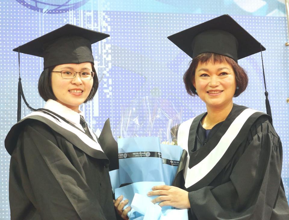 王興接受淡大英文系應屆畢業生獻花。