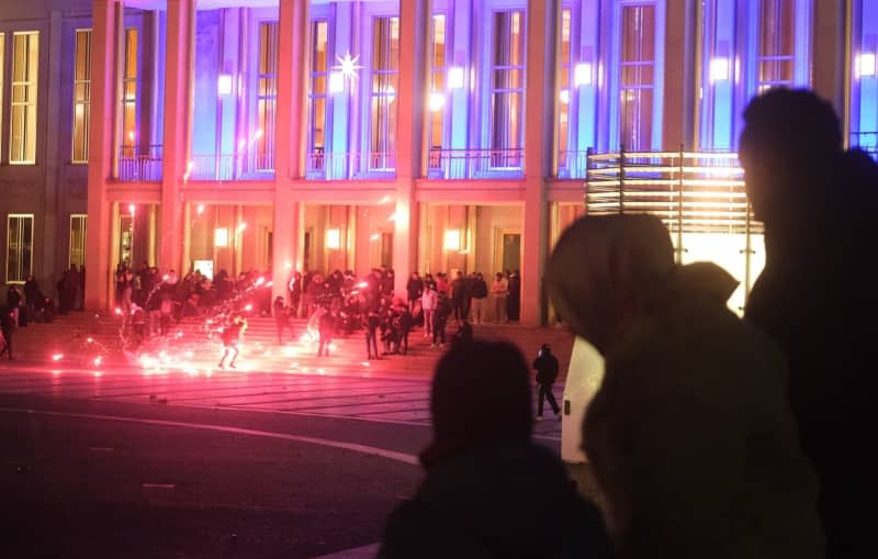 Pyrotechnics are set off on Augustusplatz during the New Year's Eve celebrations. Sebastian Willnow/dpa