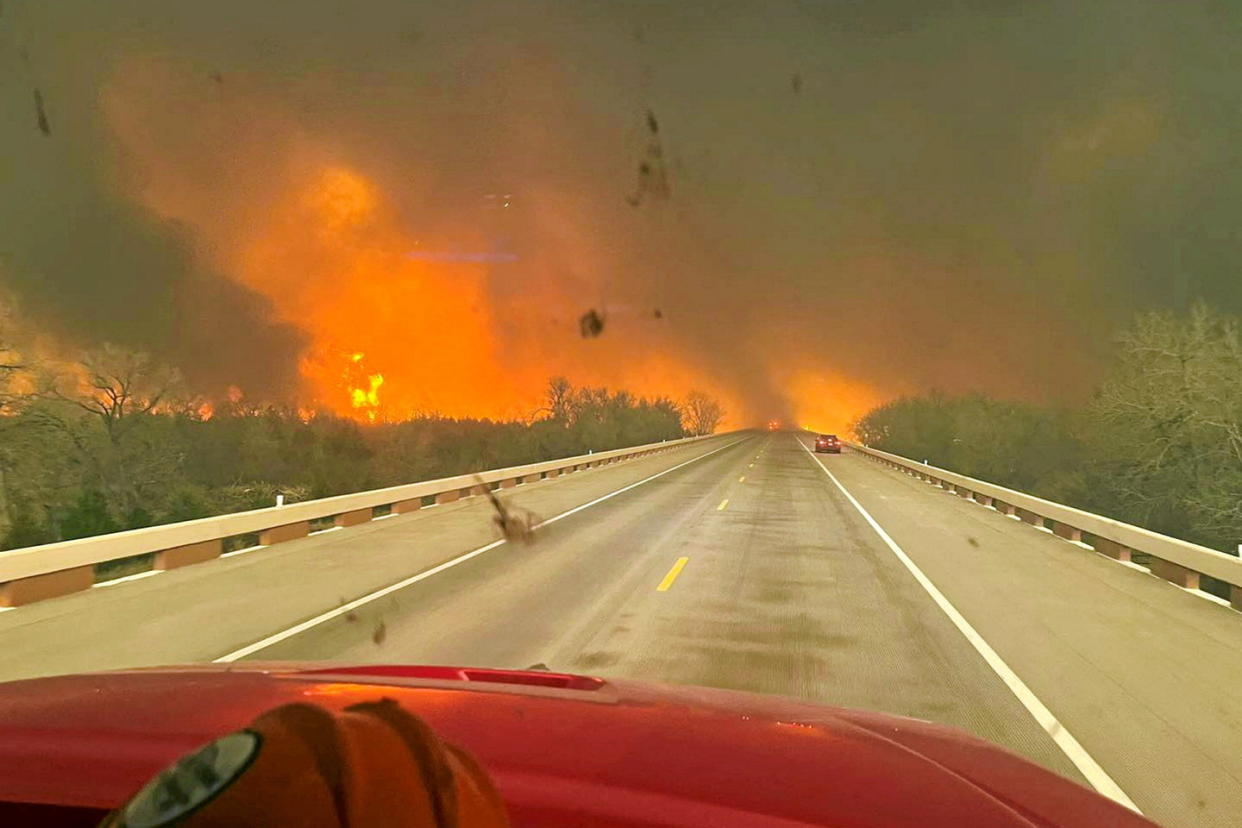 D'importants incendies ravagent le Texas aux États-Unis. Au moins deux personnes sont mortes.   - Credit:Greenville Fire-Rescue / Handout / via REUTERS