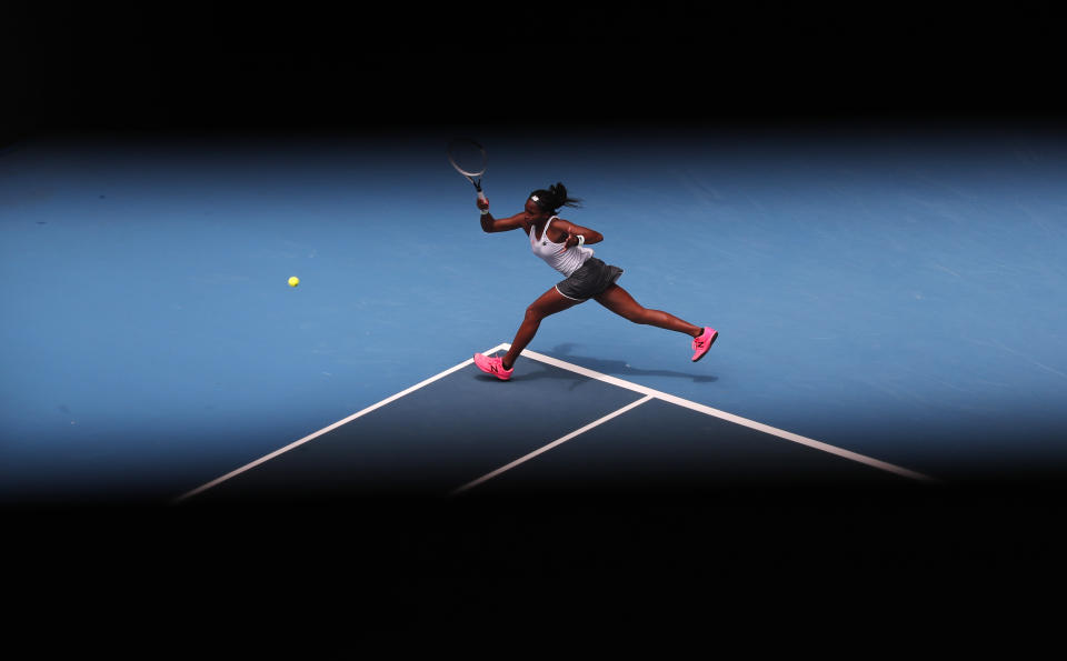 La estadounidense Coco Gauff durante el partido contra la rumana Sorana Cirstea por la segunda ronda del Abierto de Australia en Melbourne, el miércoles 22 de enero de 2020. (AP Foto/Lee Jin-man)