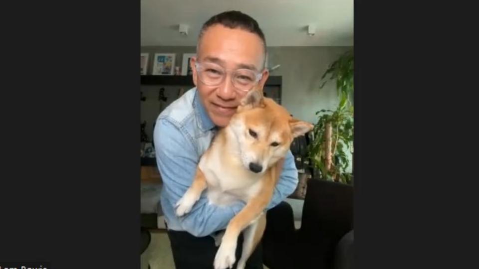 林保怡訪問時將愛犬「飯桶」抱出來亮相。（圖／台北双喜提供）