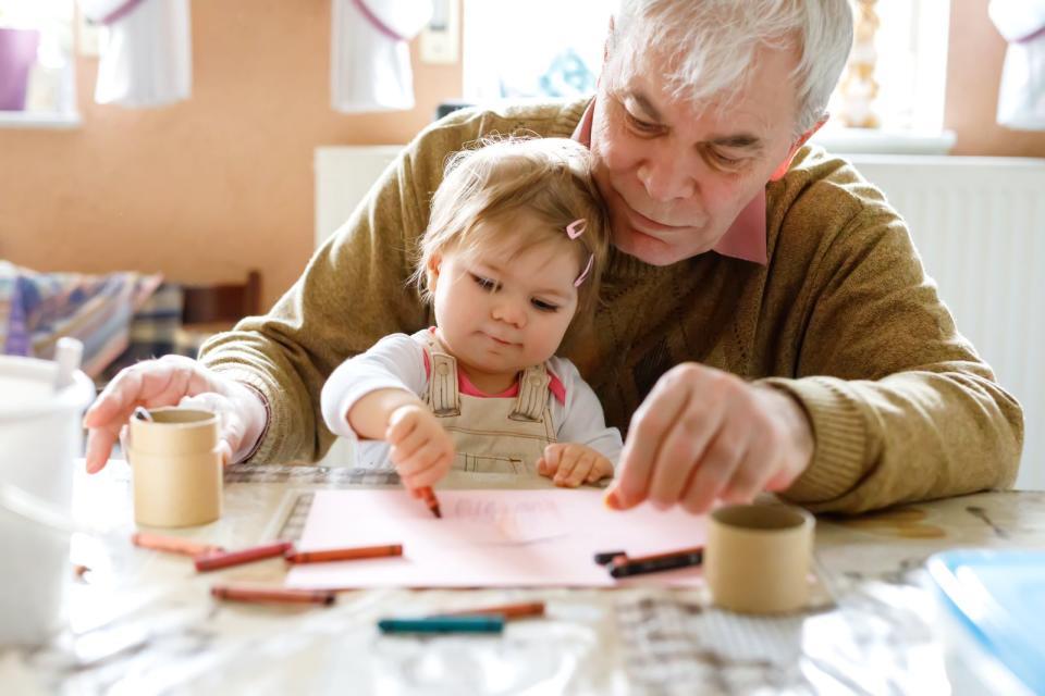 Vor allem, wenn aus zwei Liebenden Eltern werden, ist es schwierig, die Partnerschaft zu priorisieren und nicht komplett mit der neuen Aufgabe zu verschmelzen. Planen Sie regelmäßige Date-Nights ein und geben Sie die Kids mal zu den Großeltern. Die freuen sich auch! (Bild: iStock / romrodinka)