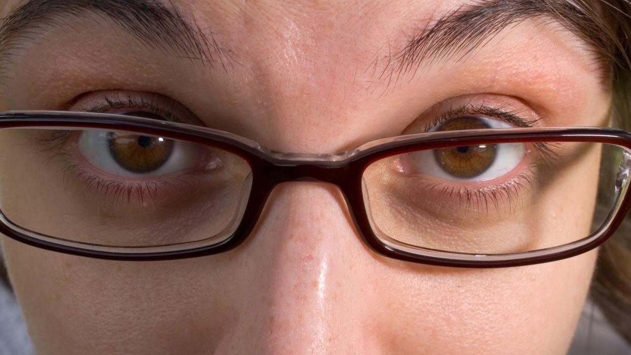 Una mujer portando lentes en primer plano