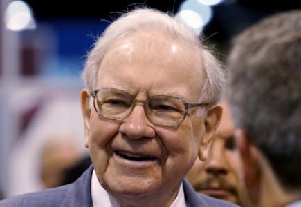 FILE PHOTO: Berkshire Hathaway CEO Warren Buffett talks to reporters prior to the Berkshire annual meeting in Omaha, Nebraska, U.S., May 2, 2015.  REUTERS/Rick Wilking/File Photo