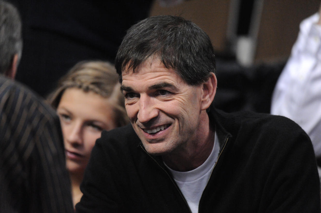 John Stockton conversa con algunos aficionados antes del partido entre BYU y Gonzaga en la tercera ronda del Torneo de la NCAA el 19 de marzo de 2011 en el Pepsi Center en Denver, Colorado. El hijo de Stockton, David, jugaba como novato en Gonzaga. (Hyoung Chang, The Denver Post)  (Foto por Hyoung Chang/The Denver Post via Getty Images)