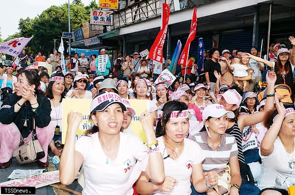 南洋台灣姊妹會和移盟走上街頭爭取權益。（圖：南洋台灣姊妹會提供）