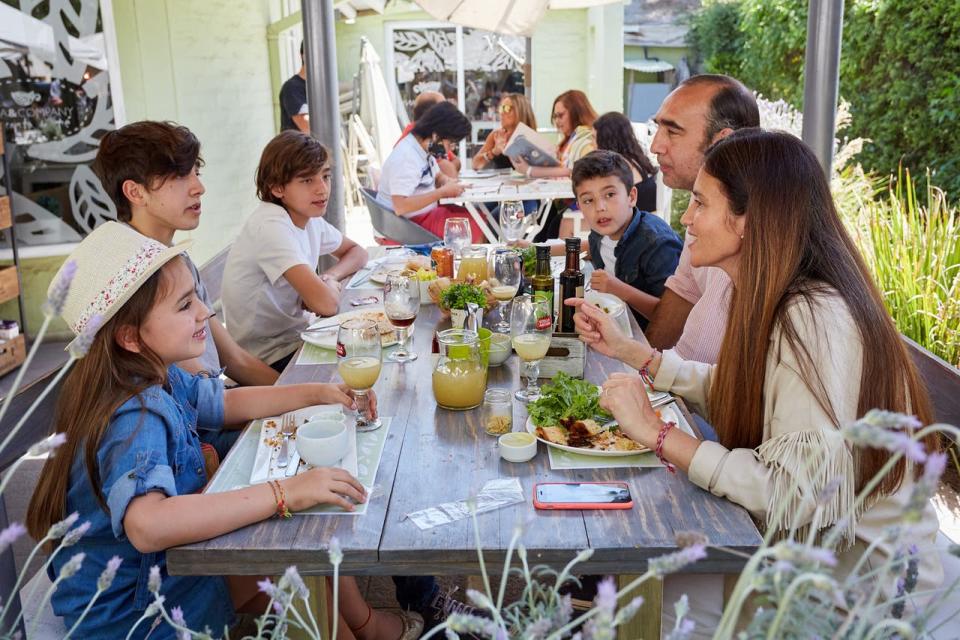 La familia García Guevara festejó el Día de la Madre en un restaurante de Chacras de Coria