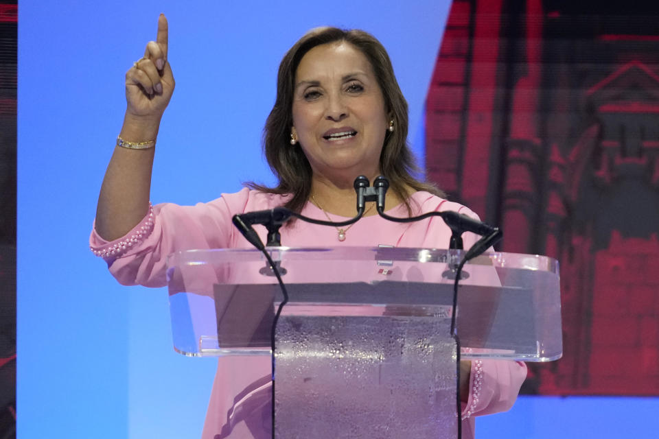 La presidenta de Perú, Dina Boluarte, habla durante la Cumbre de CEO del Foro de Cooperación Económica Asia-Pacífico (APEC) el jueves 16 de noviembre de 2023 en San Francisco. (Foto AP/Eric Risberg)