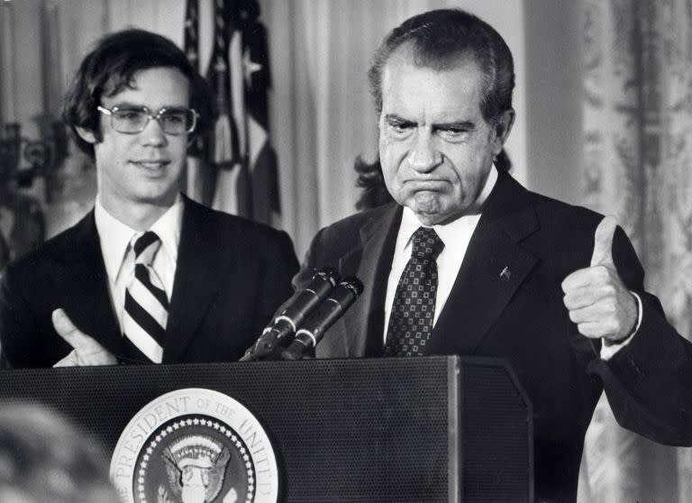 En esta foto de archivo tomada el 9 de agosto de 1974, el 37º presidente de Estados Unidos, Richard Nixon, se despide del personal de la Casa Blanca. A la izquierda está su yerno David Eisenhower (nieto del presidente estadounidense Dwight Eisenhower), casado con su hija Julie, en la imagen escondida detrás del mandatario. (Photo by CONSOLIDATED NEWS PICTURES / AFP)