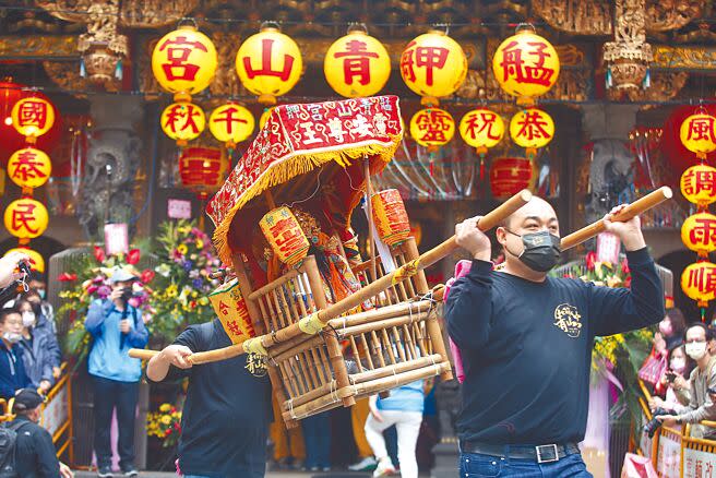 台北市萬華區青山宮遶境，起駕前，轎班自廟裡一一抬出神座。（本報資料照片）