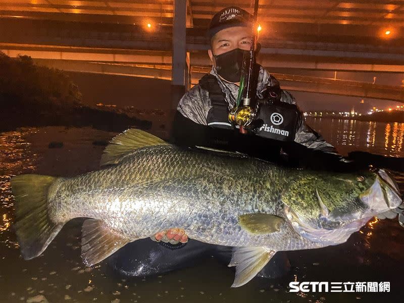 把釣魚當作運動、挑戰的兩人，有個堅持，那就是釣到的魚都要放生，還有絕對不能留下垃圾。（圖／受訪者提供）