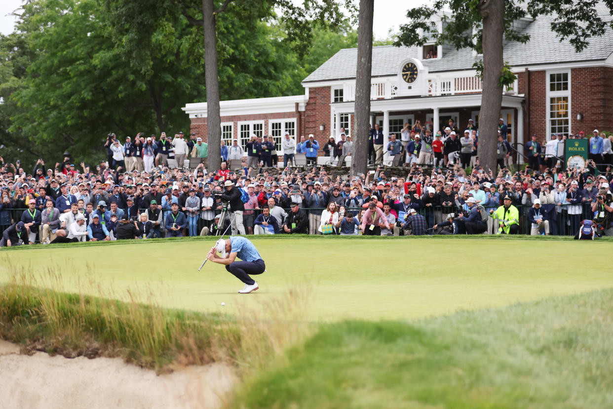 Alone at a crowded green. (Warren Little/Getty Images)