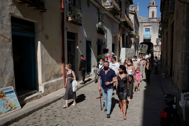 Foto del miércoles de un grupo de turistas rusos caminando por La Habana