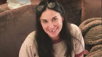 <p>So zeigt sich Demi Moore sonst nur im Kreise ihrer Liebsten. Doch für Jimmy Fallon (und Publikum) machte sie eine Ausnahme und verriet, dass ihr eigentlich ein Schneidezahn fehlt. (Bild: YouTube/The Tonight Show) </p>