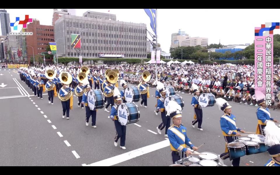 美國加州大學洛杉磯分校棕熊行進樂隊精彩演出。翻攝畫面