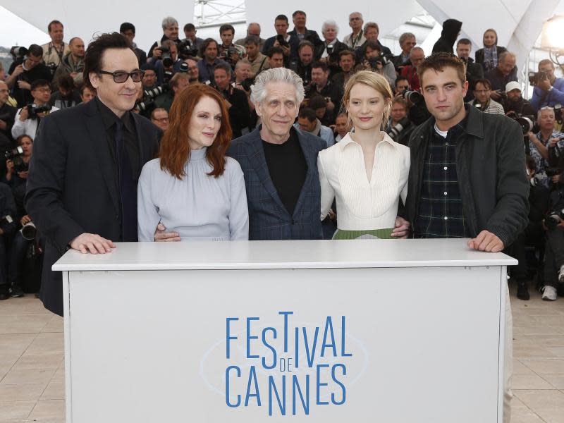 Maps To The Stars: John Cusack (l-r), Julianne Moore, David Cronenberg, Mia Wasikowska und Robert Pattinson in Cannes. Foto: Ian Langsdon