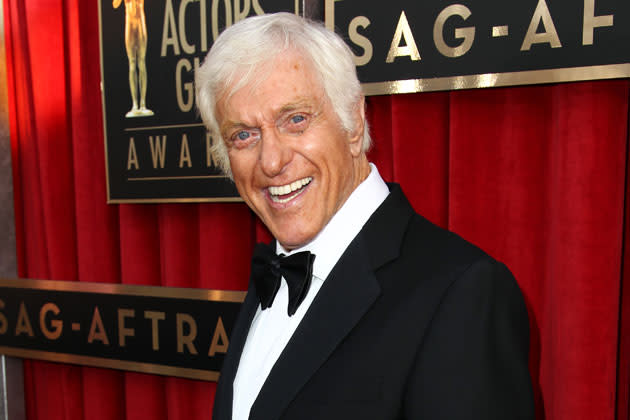 Dick Van Dyke wurde unverletzt aus dem brennenden Wagen gerettet (Bild: dpa)