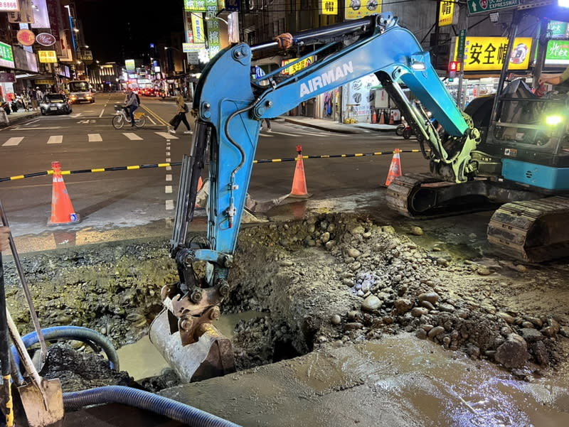 新北板橋自來水管破裂  開挖搶修（1） 新北市板橋區南雅南路與館前西路口地下自來水管10 日下午破裂漏水，台灣自來水公司獲報到場，出動機 具開挖搶修。 （板橋區公所提供） 中央社記者黃旭昇新北市傳真  113年4月10日 