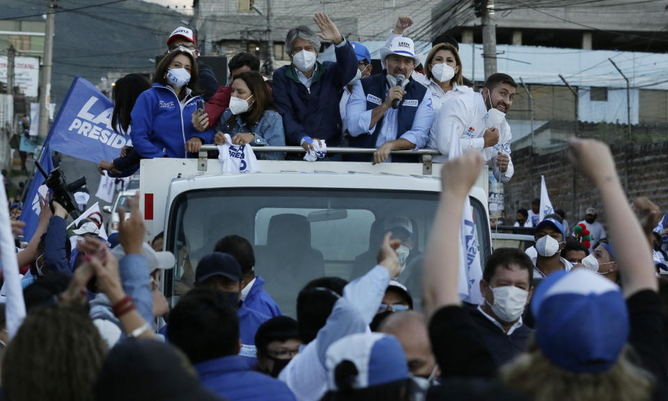 El candidato presidencial Guillermo Lasso del partido político CREO saluda a los simpatizantes desde un camión mientras hace campaña en Quito, Ecuador, el miércoles 3 de febrero de 2021. (AP Foto/Dolores Ochoa)