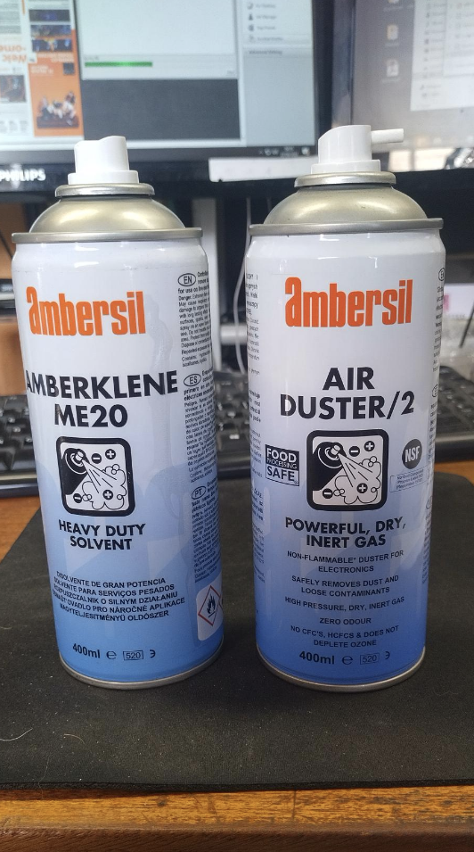 The cans are legitimately almost identical at first sight, with the same brand, same size and shape, and same color scheme