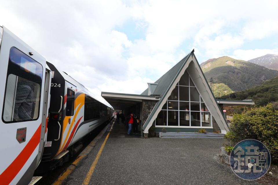 「亞瑟山口站」是徒步旅遊者的愛好地選擇在這下車，便能健行進入「亞瑟隘口國家公園」裡，而我們從基督城搭乘遊覽車至此上車感受「阿爾卑斯山號觀景火車」。