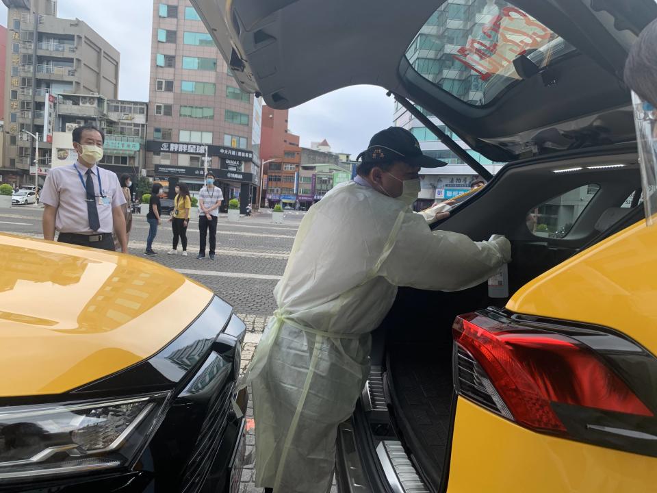 雲豹能源送一千套防護面罩及隔離衣至桃園市政府交通局，將提供給桃園市防疫計程車隊使用。