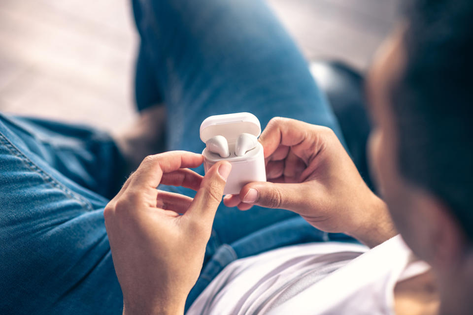 Si has estado suspirando por los AirPods de Apple, es un buen momento para darte el capricho gracias a la rebaja que ofrecen. Foto: Getty Images. 