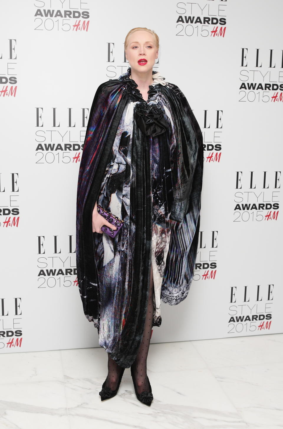 Die Schauspielerin wählte für die ELLE Style Awards im Sky Garden in London ein mehrfarbiges, dunkles Umhangkleid von Giles Deacon. <em>[Foto: Getty Images]</em>
