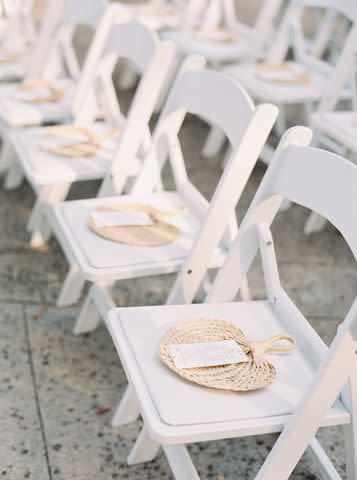 25 Stylish Fan Ideas for an Outdoor Wedding