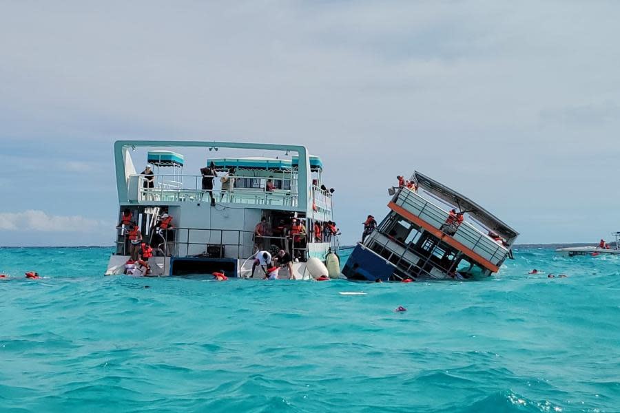 Captan momento en el que un ferry de las Bahamas se hunde con turistas dentro; muere una mujer