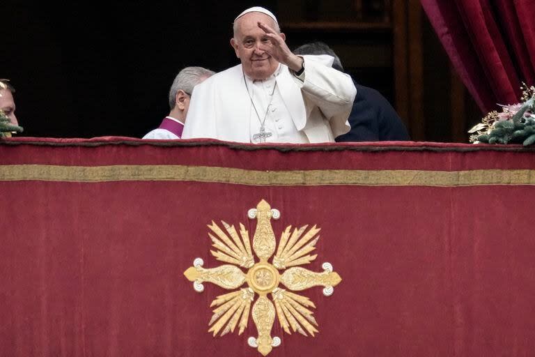 El papa Francisco saluda antes de la bendición Urbi et Orbi de Navidad desde el balcón principal de la Basílica de San Pedro del Vaticano, el lunes 25 de diciembre de 2023. (AP Foto/Gregorio Borgia)