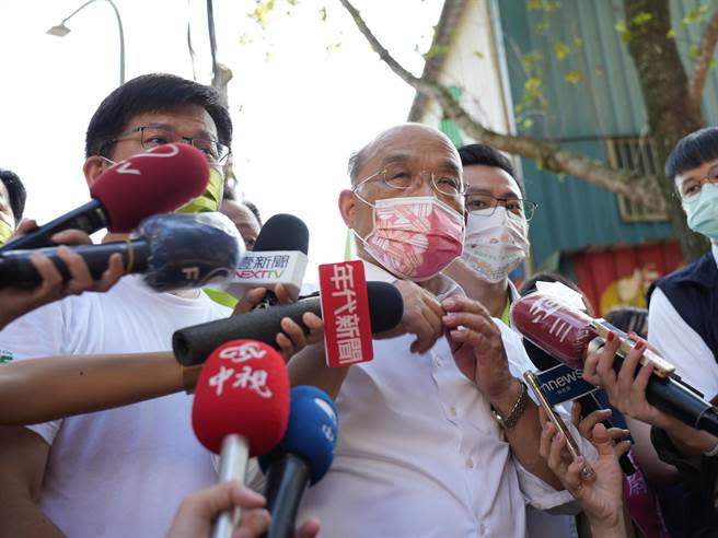 鏡電視政治風暴持續發酵，行政院長蘇貞昌日前在立法院稱也表態不會去查，挨批是對檢調下指導棋；蘇貞昌2日稱股東之間的糾紛，政府不會介入調查，更何況他們已經採取法律訴訟，所以交由司法處理。(黃敬文攝)