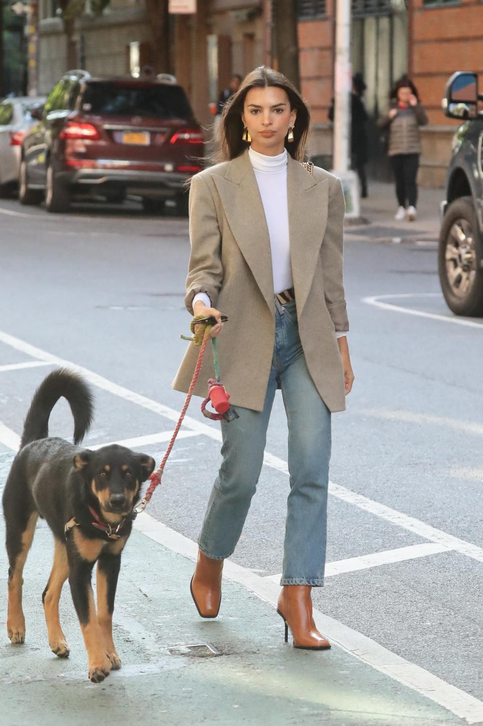 Emrata et ses bottines à talons Zara