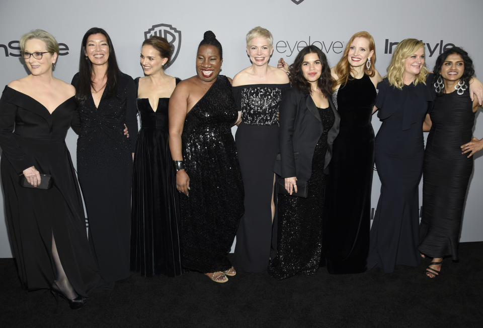 Frauenpower ganz in Schwarz: Meryl Streep, Ai-jen Poo, Natalie Portman, Tarana Burke, Michelle Williams, America Ferrera, Jessica Chastain, Amy Poehler und Saru Jayaraman (v.l.n.r.). (Bild: AP Photo)