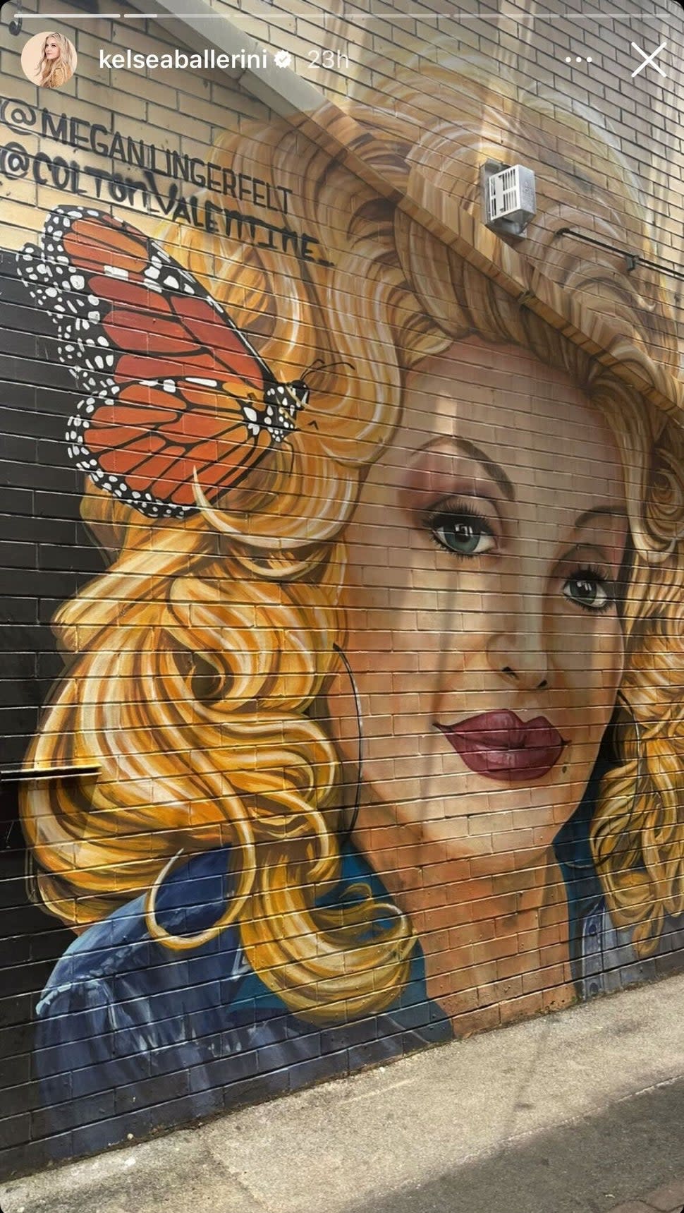 kelsea ballerini dolly parton mural