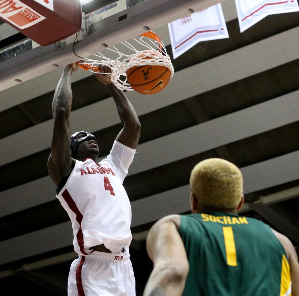 Alabama forward Juwan Gary (4) dunks with Baylor forward Jeremy Sochan (1) defending in Coleman Coliseum in Tuscaloosa, Ala., Saturday, Ja. 29. 2022. 