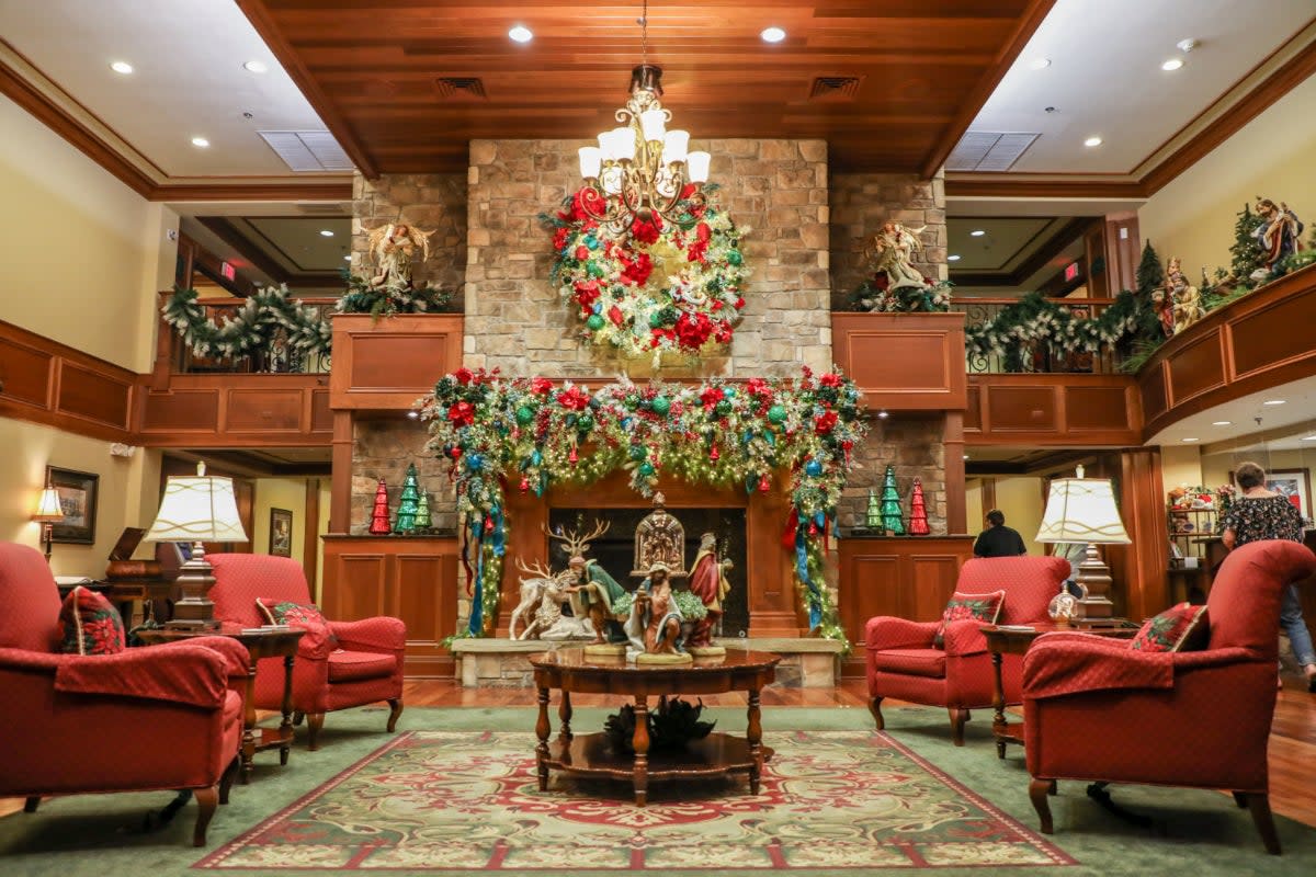 The Inn at Christmas Place’s festive lobby (Inn at Christmas Place)