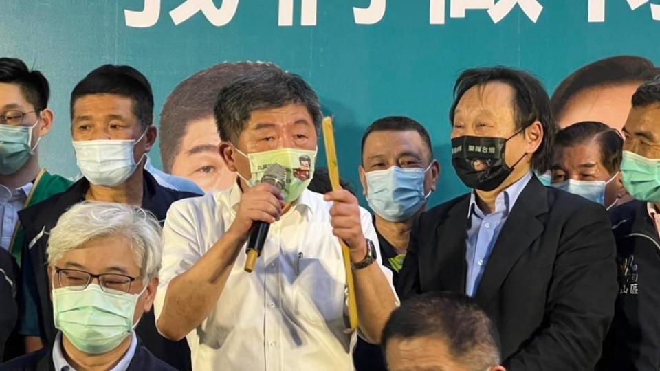 民進黨台北市長參選人陳時中合體市議員王世堅。（圖／翻攝自王世堅臉書）